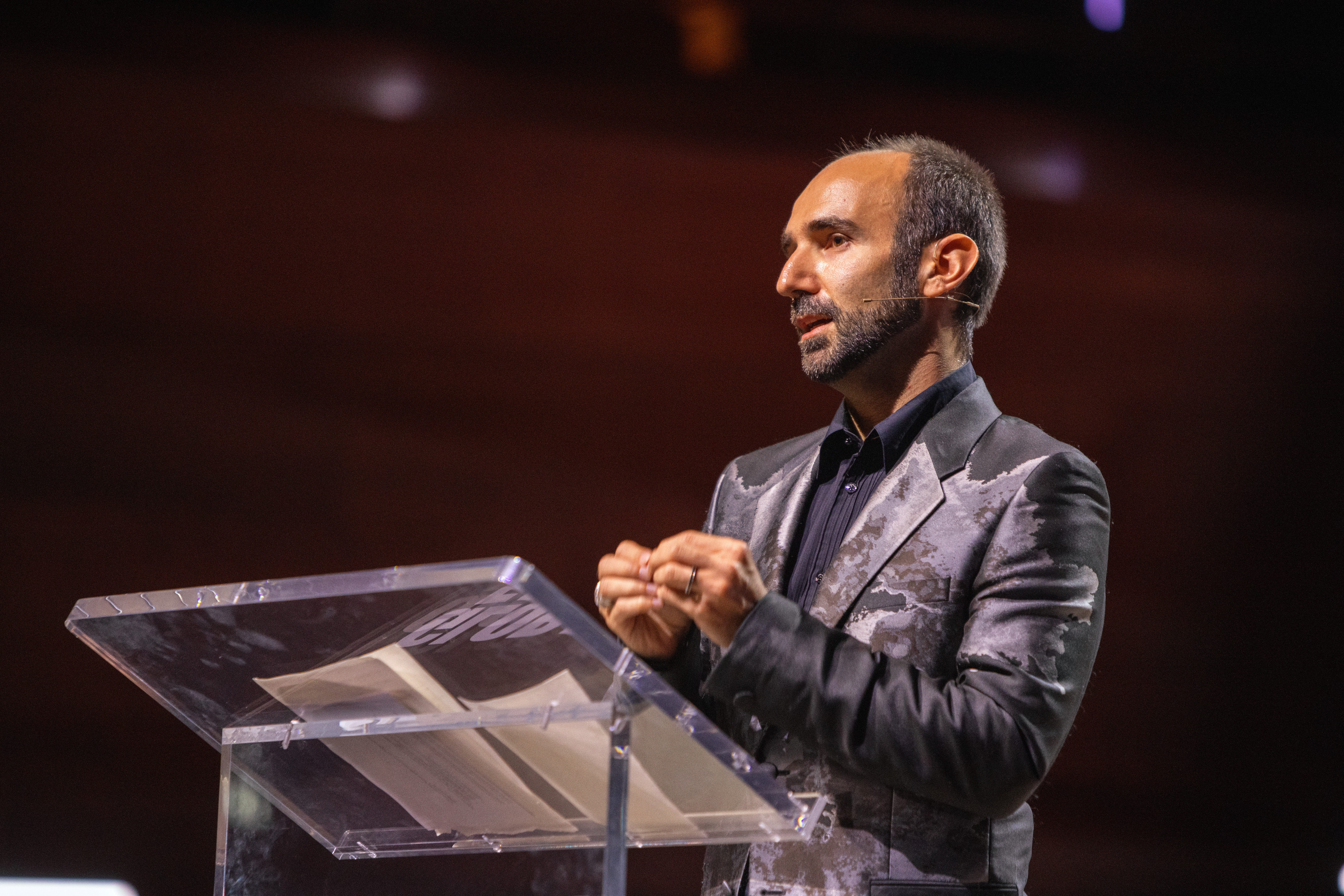 Dr. Hakan Karaosman giving a keynote 